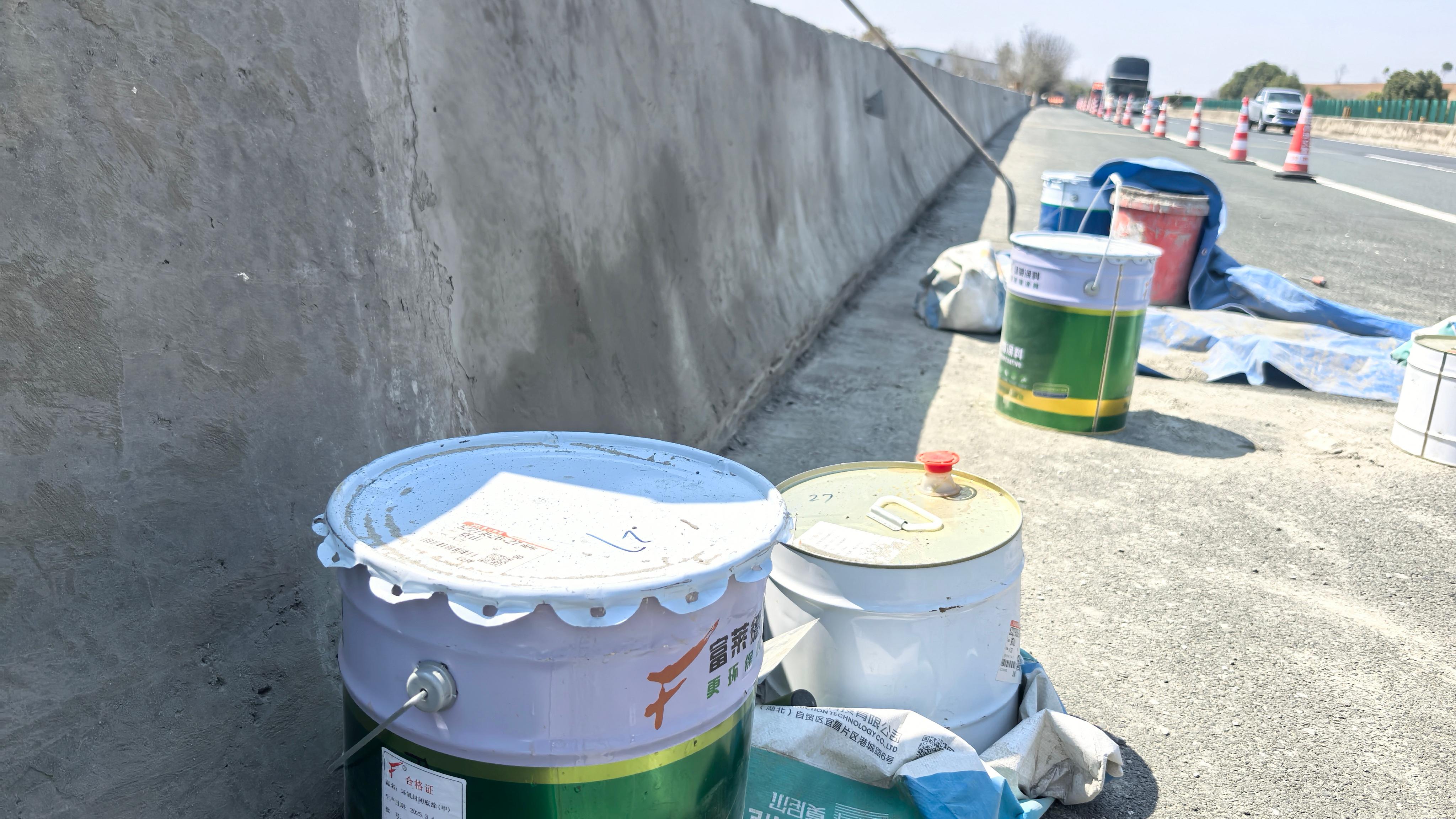 某高速護(hù)欄修復(fù)現(xiàn)場，富萊德涂料展現(xiàn)專業(yè)力量