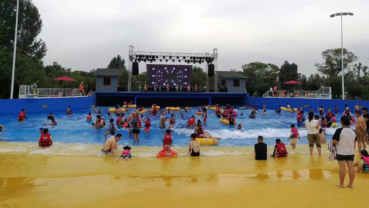 富萊德泳池漆為“?？啤の业氖澜纭彼蠘穲@提供色彩持久且抗菌的泳池涂層