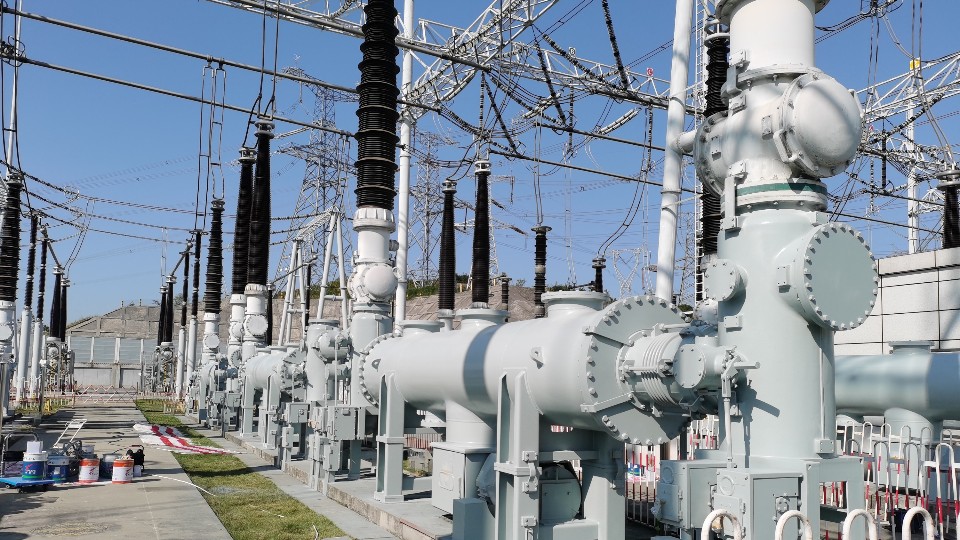 富萊德環(huán)氧富鋅底漆和?；曳济嫫嵩谧冸娬镜碾娏υO(shè)備及支架防腐的成功應(yīng)用