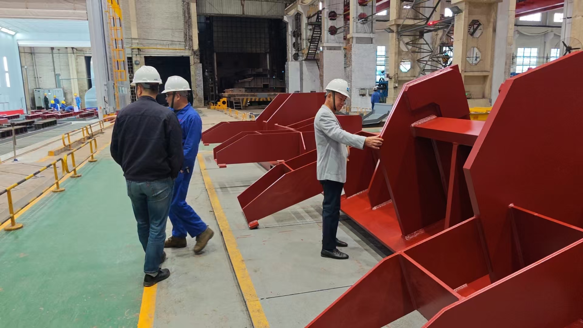 ?湖北富萊德涂料攜團(tuán)隊(duì)赴二重裝備交流匯報(bào)，實(shí)地見證大型機(jī)床鑄鐵件涂刷實(shí)況